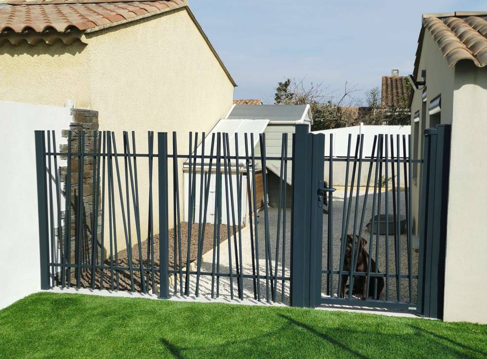 KOSTUM clôture DUNE RAL 7016 avec portillon vue ext-min