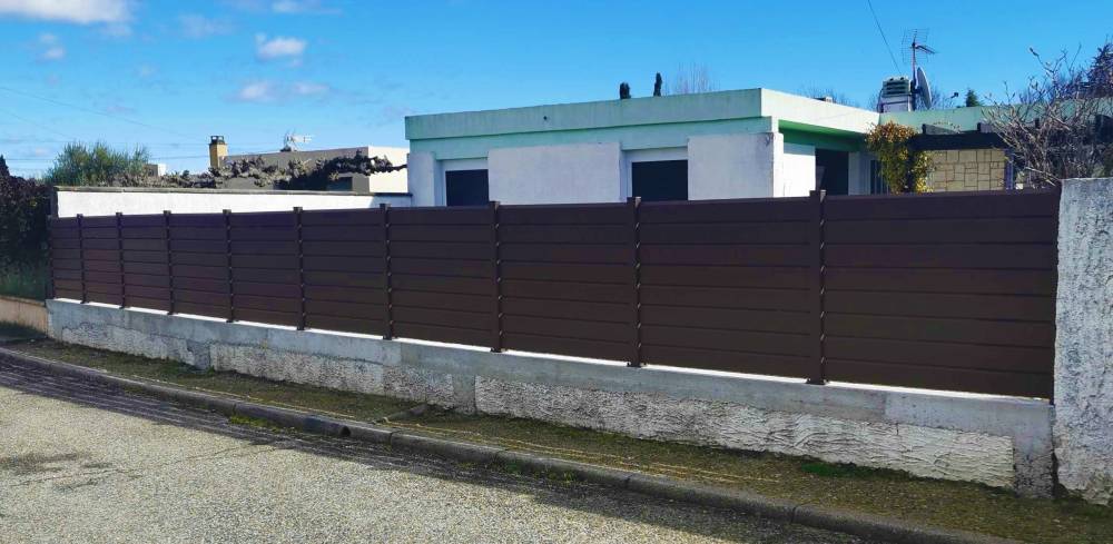 KOSTUM Clôture Litenn brun terre RAL 8028 (2)-min