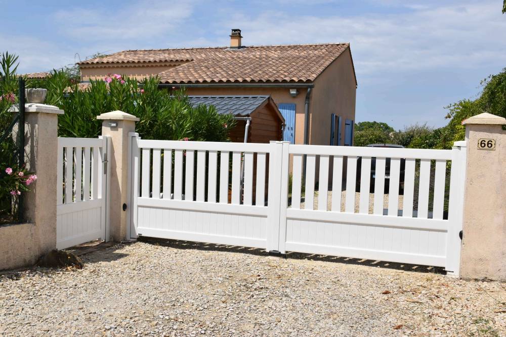 Portail KOSTUM aluminium ARGOAT et portillon