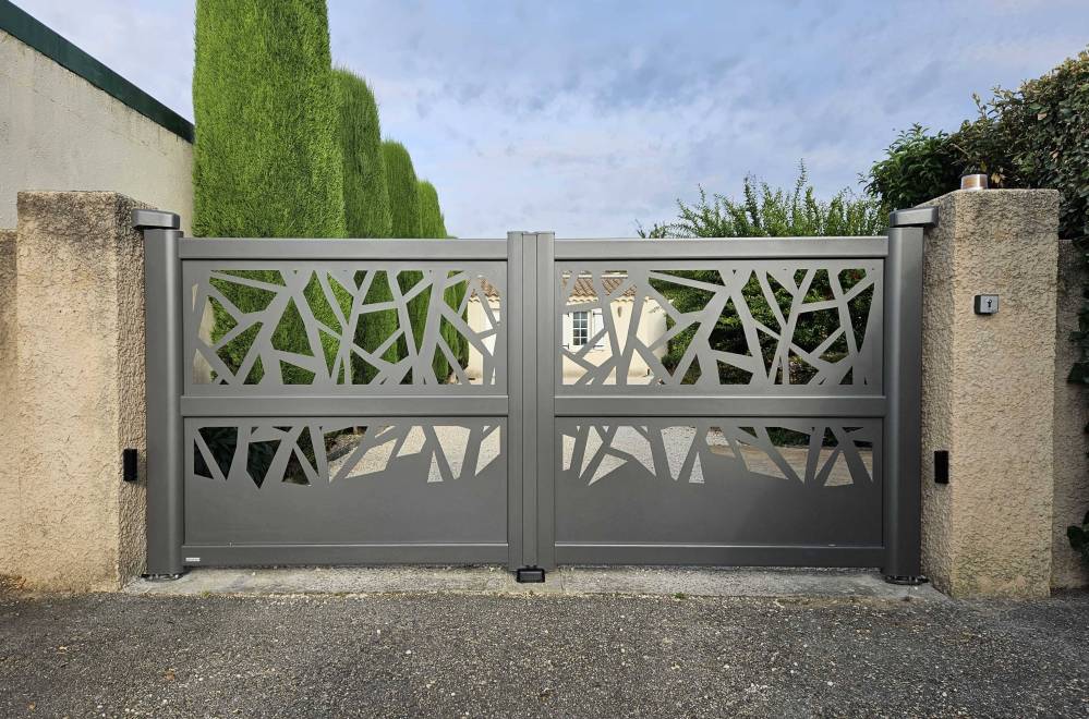 Portail KOSTUM aluminium AWENIG Décor Brocéliande Gris 2900 sablé