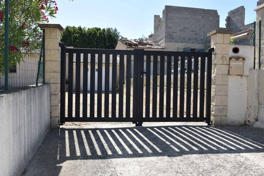 Portail KOSTUM aluminium BREIZ noir 9005 texturé