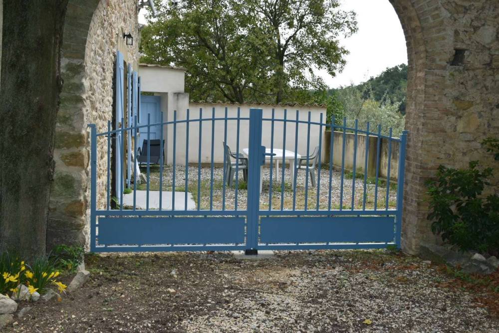 Portail KOSTUM aluminium BRIEC bleu 5024