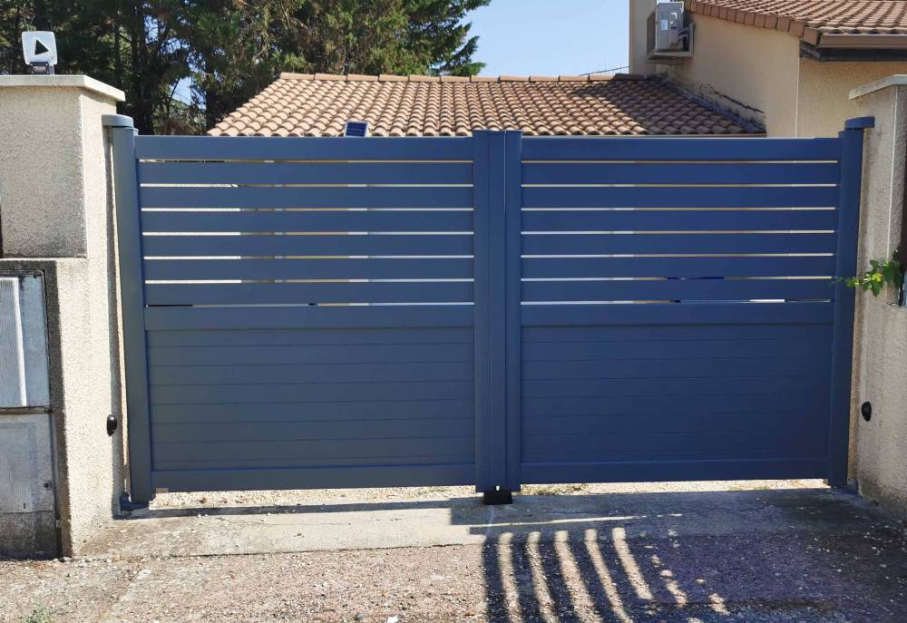 Portail KOSTUM aluminium CADIC gris bleu 7031