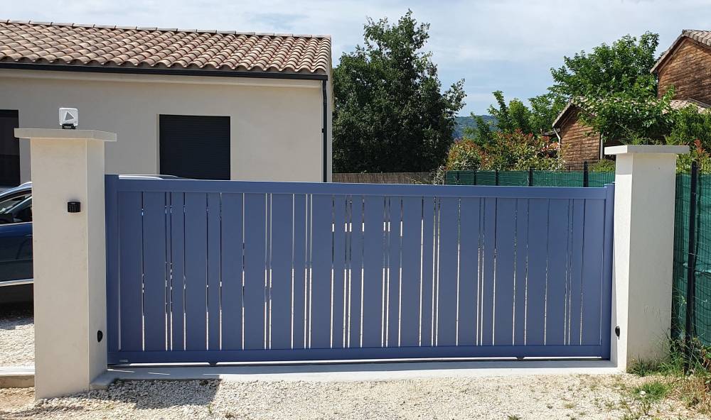 Portail KOSTUM aluminium coulissant CELINA bleu lavande RAL5014 (2)