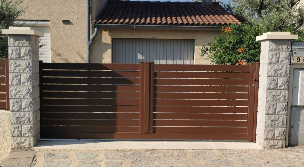 Portail KOSTUM aluminium coulissant RAZ Mars rouille sablé