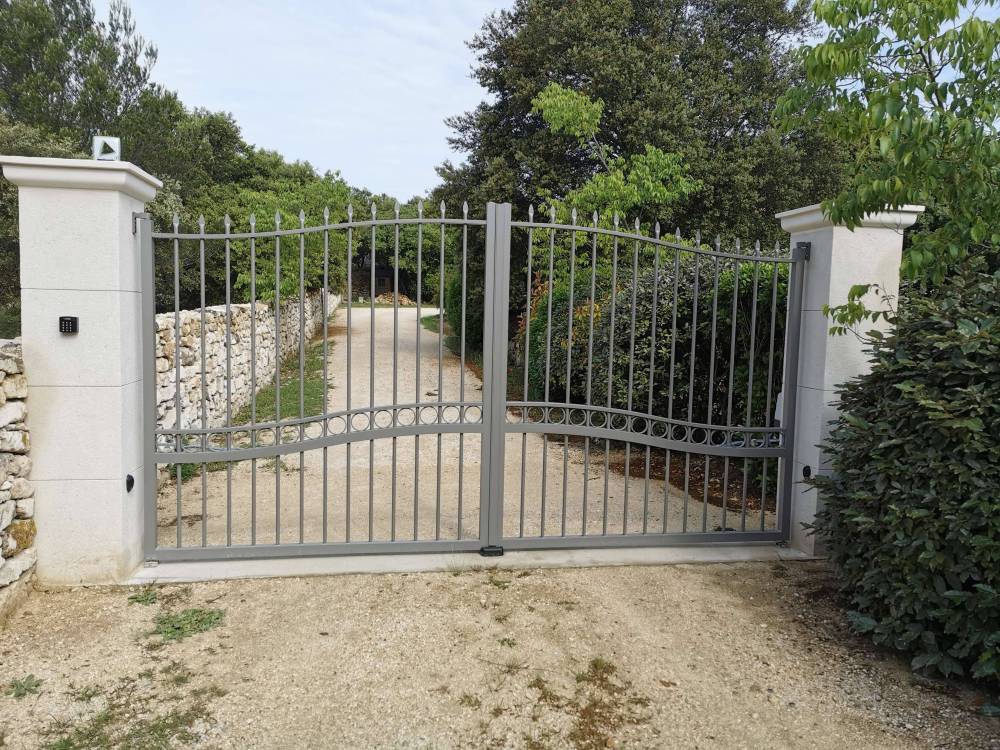 Portail KOSTUM aluminium Huelgoat Gris 9007 T (2)