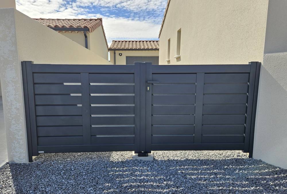 Portail KOSTUM aluminium LITENN Gris 7016 vue ext (3) 