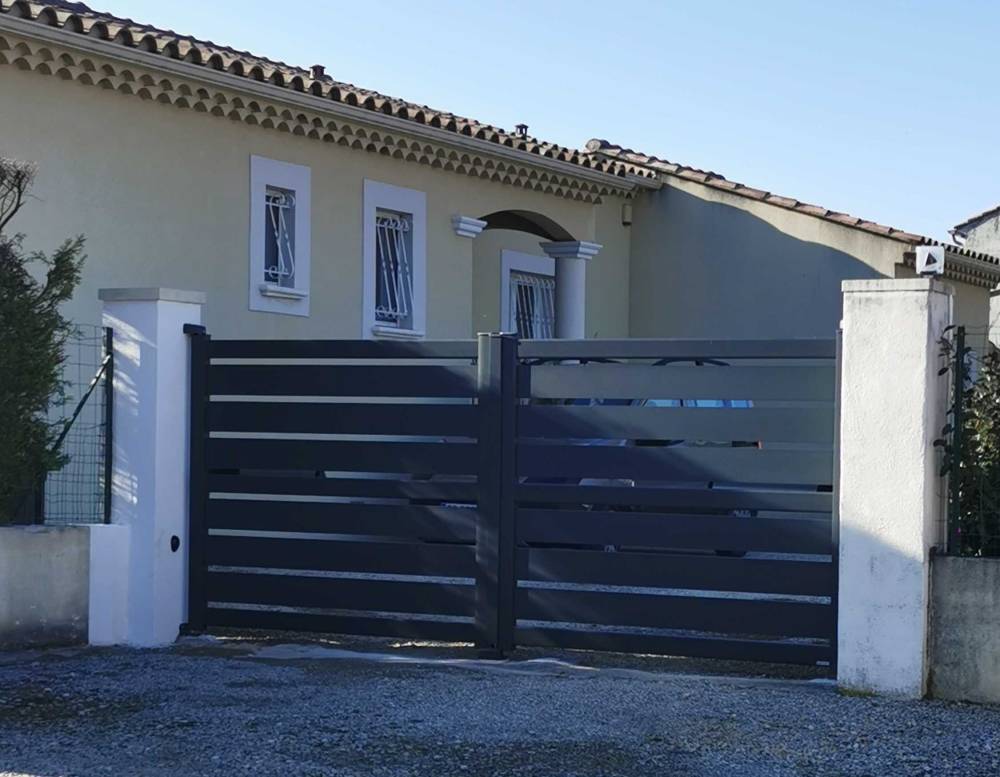 Portail KOSTUM aluminium MAEZ gris 7016 (2)