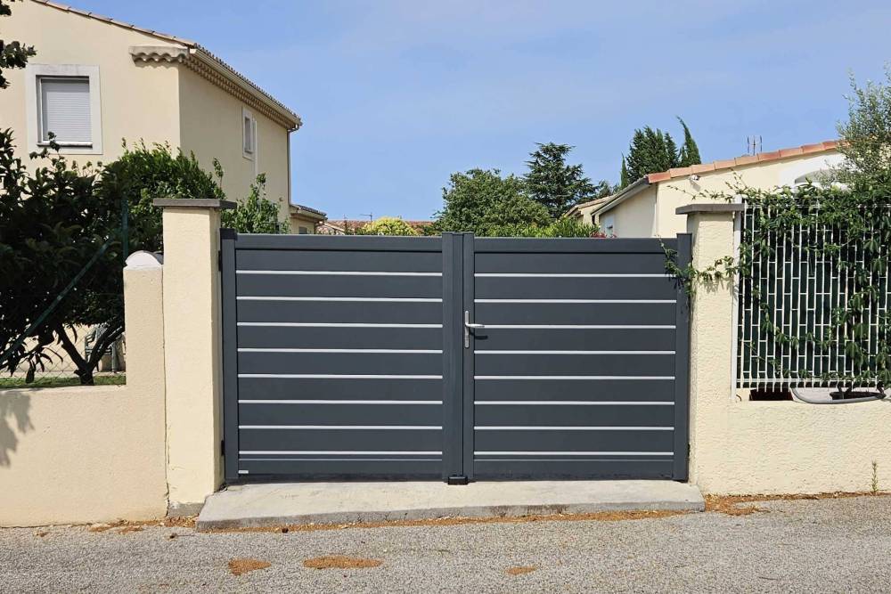 Portail KOSTUM aluminium ORJAL gris 7016