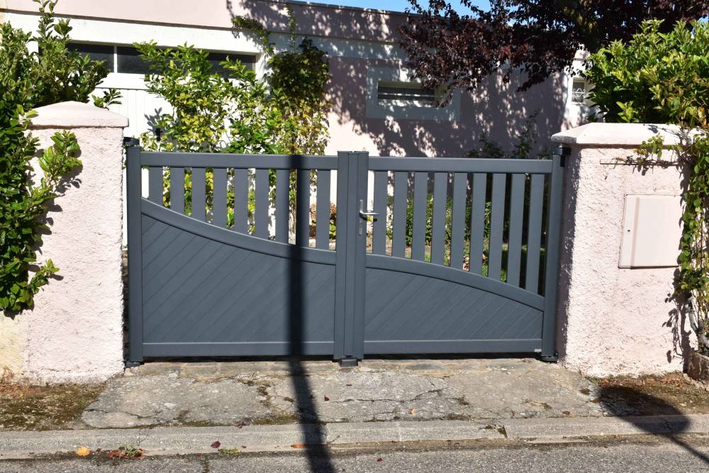 Portail KOSTUM aluminium SOLENN Gris 7016