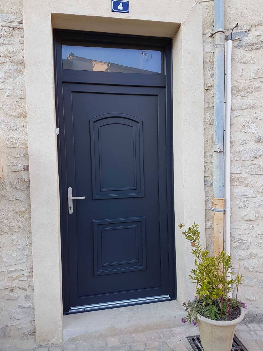 OKNO PE 105 PVC BETA S0 gris anthracite