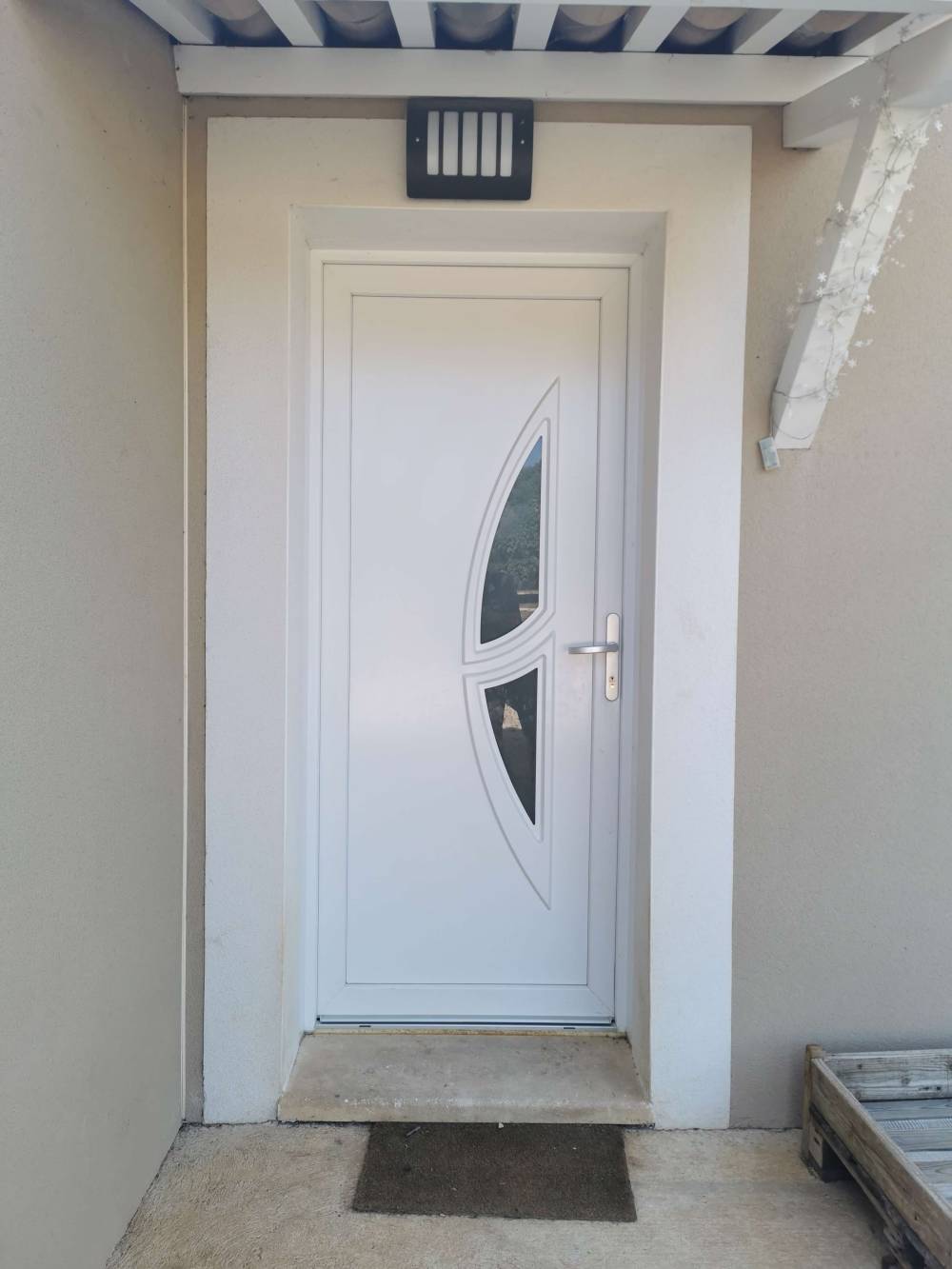 OKNO PE 105 PVC Contemporaine 1