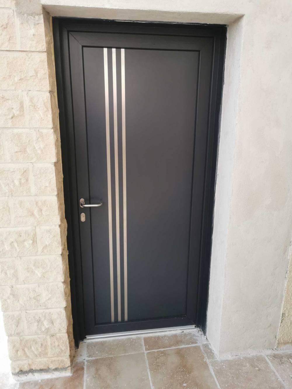 OKNO PE 105 PVC TAU Gris 7016