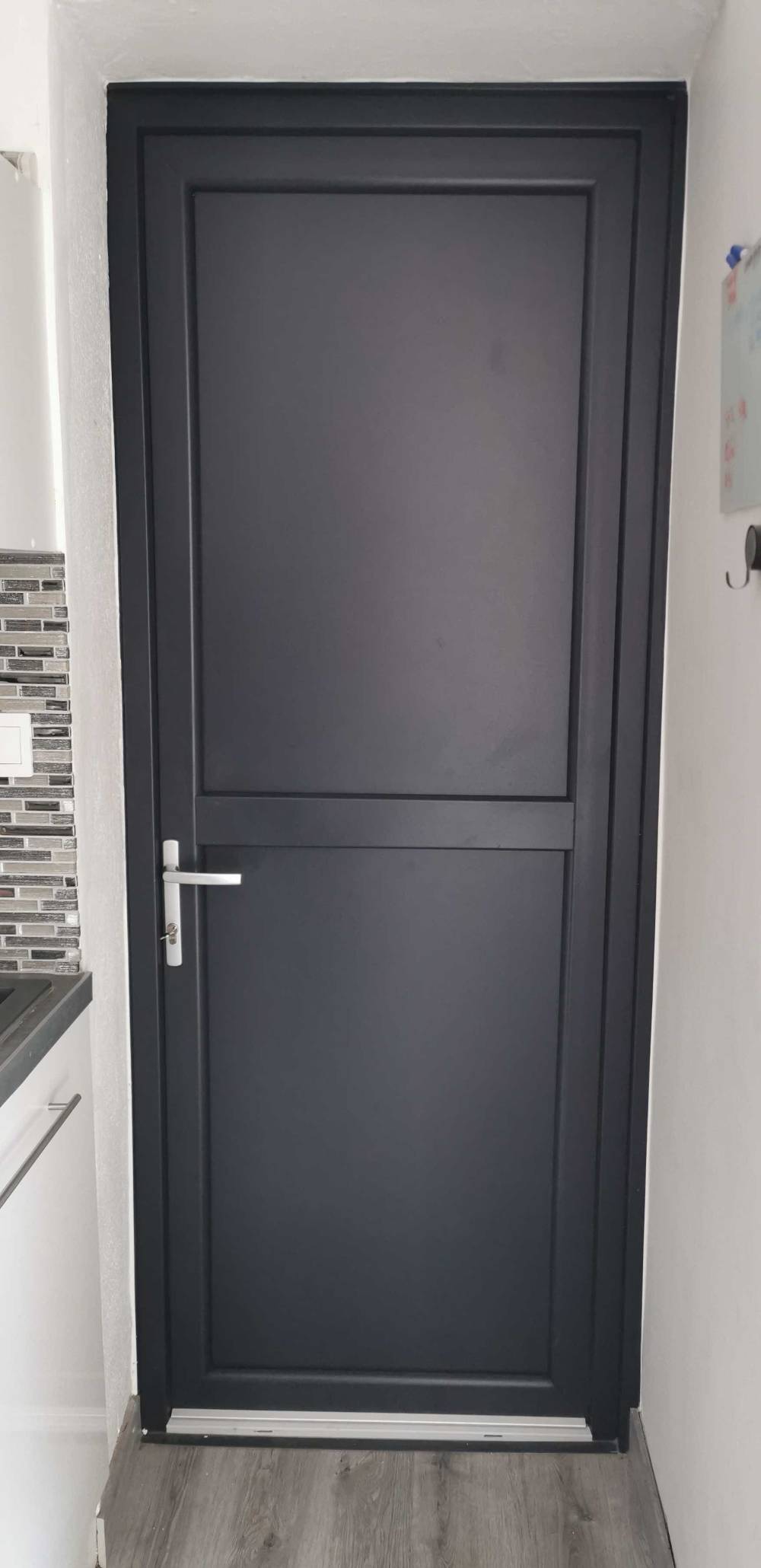 Porte de service PVC gris 7016 panneau lisse (2)