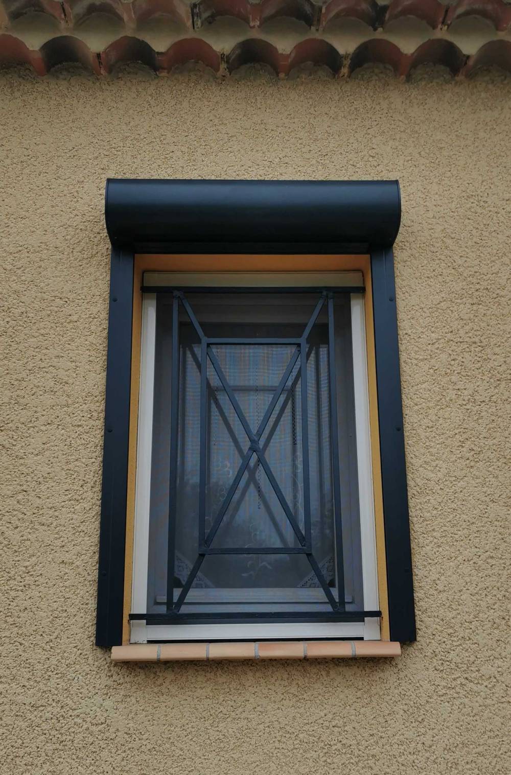 VR NOVA DESIGN gris 7016 pose en façade-min