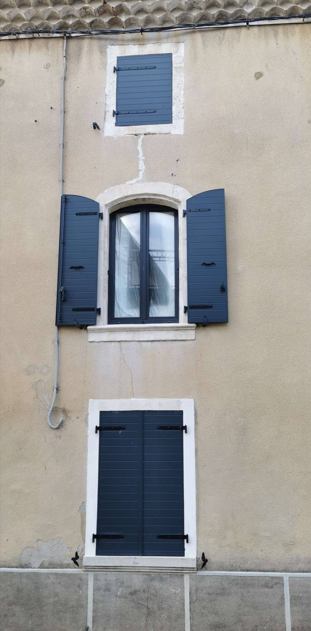 VB alu isolé à lames horizontales gris 7016 cintrés ferrages noirs-min